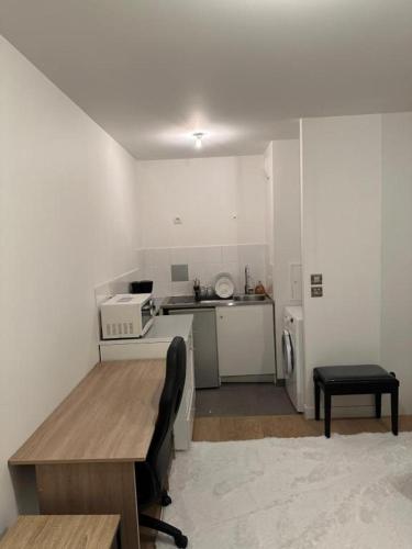 - une cuisine avec une table en bois et un comptoir dans l'établissement Cosy Parisian Upscale Apartment, à Paris
