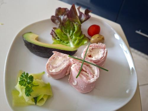 une plaque de nourriture contenant de la viande et des légumes dans l'établissement Chambres d'hôtes autonome Rose des vents, à Assérac