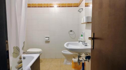 ein Badezimmer mit Toilette und Waschbecken in der Unterkunft La Veranda sul Matese - Appartamento a Campitello Matese in San Massimo