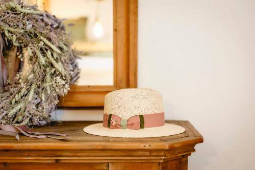 a hat sitting on a table in front of a mirror at Lippingergut - Urlaub im Wolfgangseetal - Ferienwohnung EG in St. Wolfgang