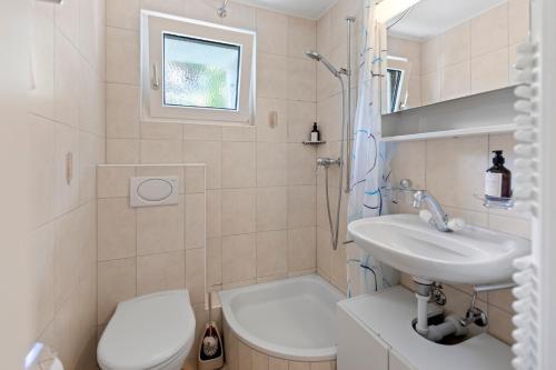A bathroom at Zermatt, 4 pers, 3 lits - Balcon avec vue et petit jardin