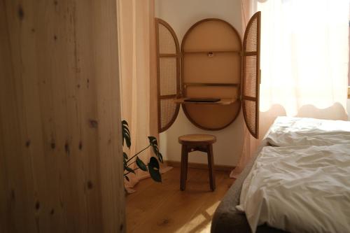 Postel nebo postele na pokoji v ubytování Luxury Lakefront Apartment