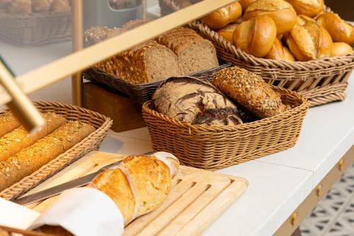 a bunch of breads in baskets on a table at Hilton Düsseldorf in Düsseldorf