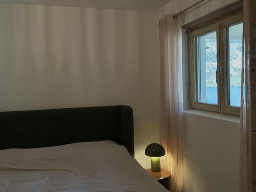 Postel nebo postele na pokoji v ubytování Luxury Lakefront Apartment
