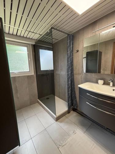 une salle de bain avec douche et lavabo dans l'établissement CAPUCINES - T2 ANGLET avec stationnement, à Anglet