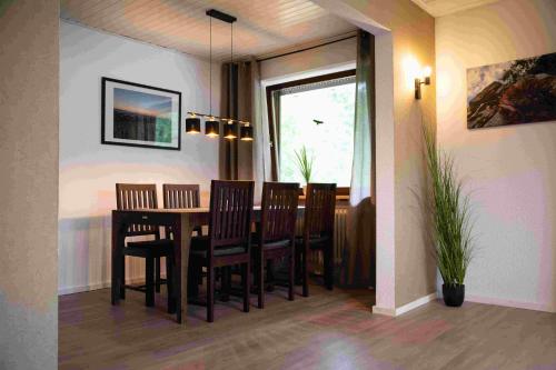 a dining room with a table and chairs at Ferienwohnung Winehouse - Urlaub bei der Winzerfamilie Zink in Zeil