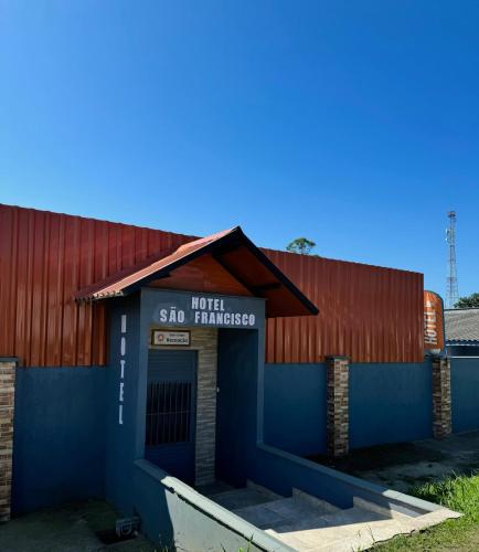 a building with a sign that reads hotel gun hangar at Hotel São Francisco in São Francisco do Sul