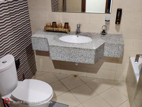 アジュマーンにあるTwo bedrooms in Ajman, Oasis Towersの洗面台とトイレ付きのバスルーム