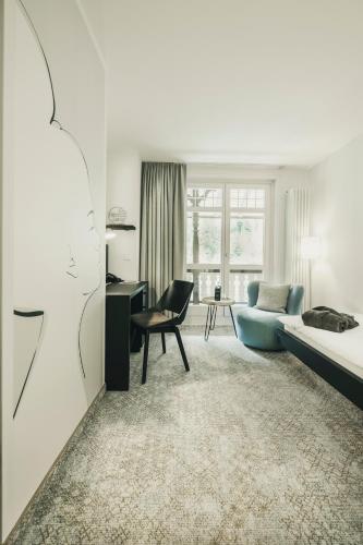 a hotel room with a bed and a desk at Fritz Lauterbad in Freudenstadt