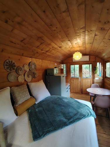 a bedroom with a bed in a log cabin at Le refuge cévenol in Concoules