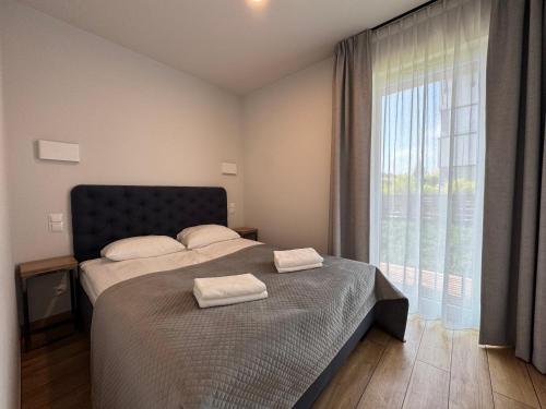 Ένα ή περισσότερα κρεβάτια σε δωμάτιο στο Aparthotel Anchoria Holiday Honest-Serwis