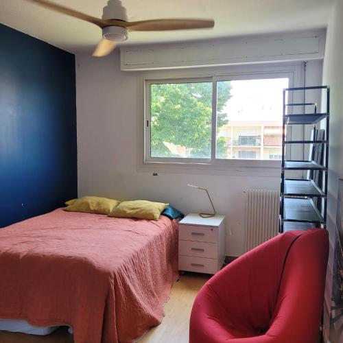- une chambre avec un lit, une échelle et une chaise dans l'établissement Le Beauvallon, à Antibes