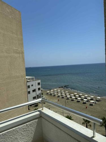 ラルナカにあるFlamingo Beach Hotelのビーチの景色を望むバルコニーが備わる客室です。