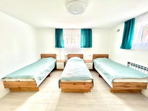 Postel nebo postele na pokoji v ubytování Ali guest house