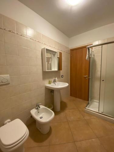 Bilik mandi di Regina Lake Como Condo