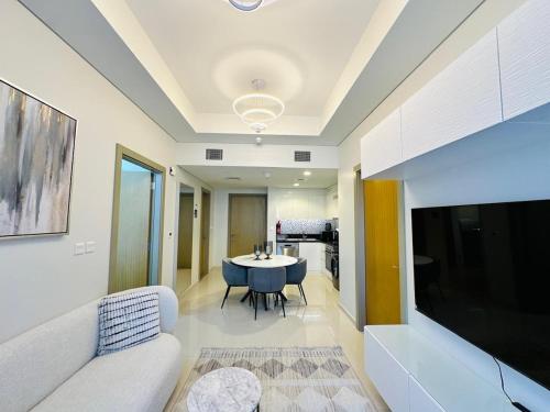 Cozy Haven High Rise Balcony and Upscale Furnished