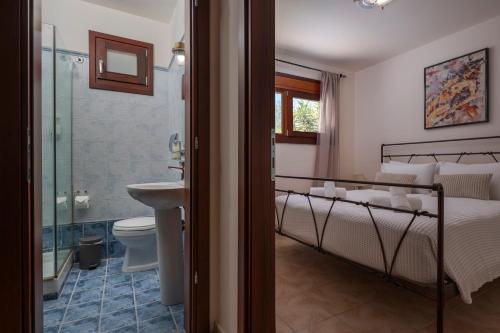 Ένα ή περισσότερα κρεβάτια σε δωμάτιο στο Villa Haris with shared pool