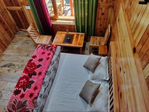 Postel nebo postele na pokoji v ubytování RiverSoul Cottage-2BR Tirthan Valley by Homeyhuts