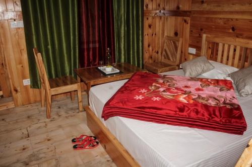 Postel nebo postele na pokoji v ubytování RiverSoul Cottage-2BR Tirthan Valley by Homeyhuts