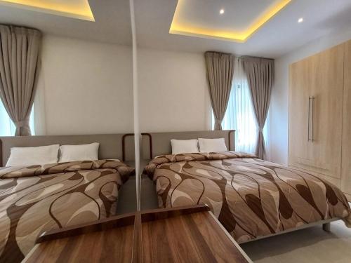 two beds in a hotel room with two bedsskirtsinylinyl at Modern 1-Bedroom Apartment in Cantonments in Accra