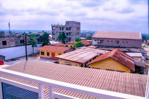 a view of a city with buildings and roofs at Kindow Appart in Pointe-Noire