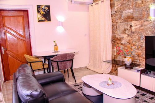 a living room with a couch and a table at Kindow Appart in Pointe-Noire