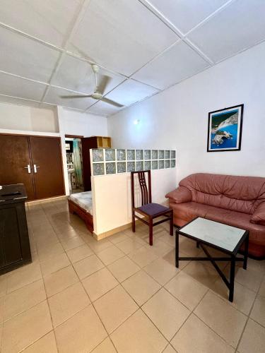 a living room with a couch and a table at Résidence Agbevivi in Aného