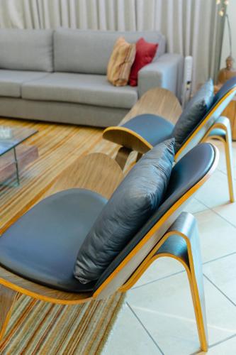 a couch with black leather seats in a living room at Camaçari Plaza Hotel in Camaçari