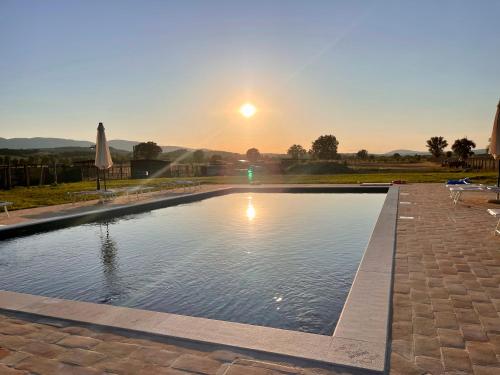 Piscina en o cerca de Casale Rotoloni