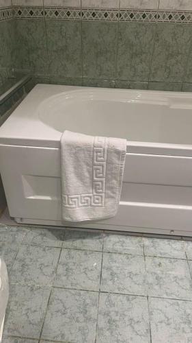 a bath tub with a towel on the side of it at شاليه La veranda in Durat Alarous