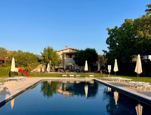 Piscina en o cerca de Casale Rotoloni