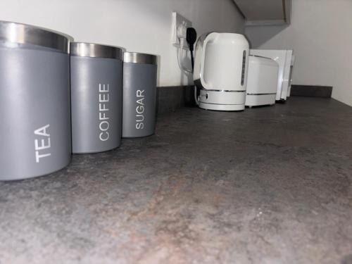 Kaffee-/Teezubehör in der Unterkunft Private Minimalist 2 Bedroom Apartment with Netflix