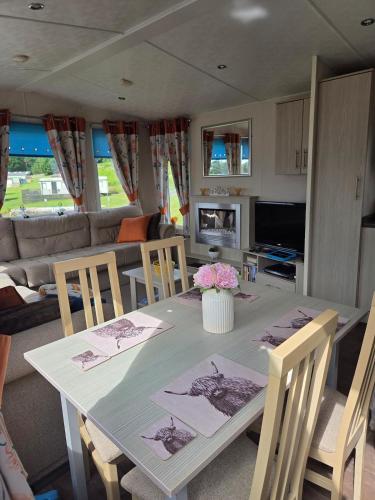 Posezení v ubytování Lovely Caravan number 96 at Three Lochs Holiday Park