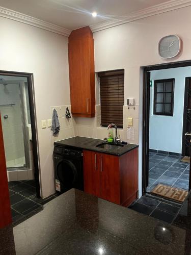 Dapur atau dapur kecil di Live Like a Local in Stellies - By ARPA Hospitalities