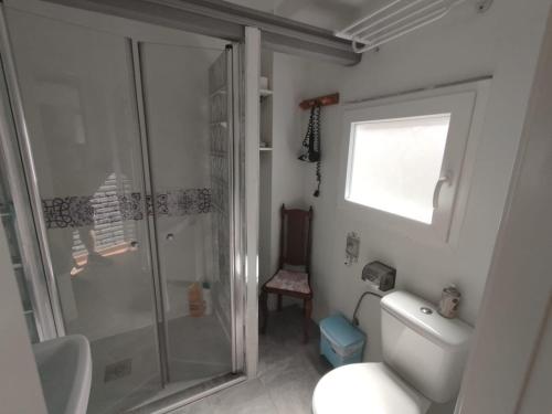 NigüelasにあるCasa Erasのシャワーとトイレ付きのバスルーム