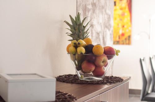 a bowl of fruit sitting on top of a table at Komfortable Apartment-Wohnung in Fulda