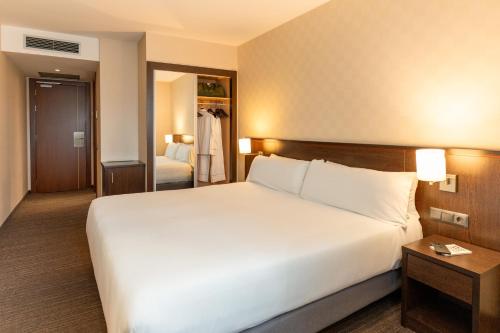 Hotel Lugano Barcelonaにあるベッド