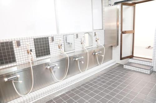 大阪市にある心斎橋難波関空直通Imamiya miyabi Hotel Ambers Hostelの公衆浴場内便器