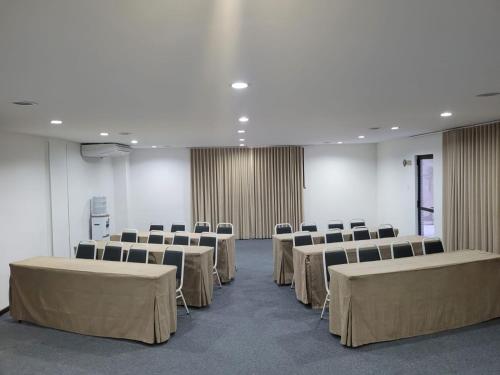 a room with rows of tables and chairs at Camaçari Plaza Hotel in Camaçari