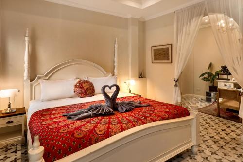 a swan decoration on a bed in a hotel room at Pran At Kumuang Boutique House in Chiang Mai