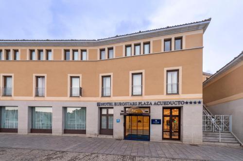 a building with the entrance to the national library of hungarian archaeology at Eurostars Plaza Acueducto in Segovia