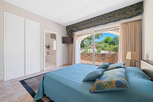 PeilleにあるProvençal Estate with Poolのベッドルーム(青いベッド1台、大きな窓付)