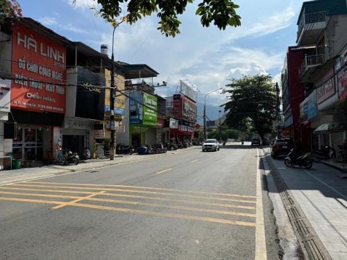 a city street with cars driving down the street at Hà Anh Hostel in Ha Giang