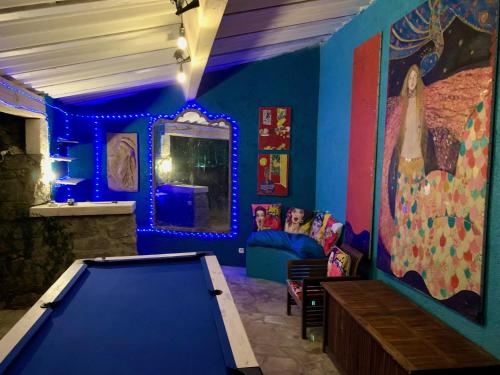 - une salle de billard avec un billard dans l'établissement 5 Bedroom Villa with magnificent views, à Le Bar-sur-Loup