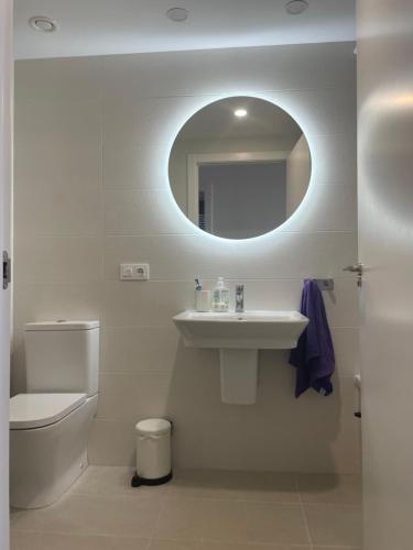 Bilik mandi di Habitación con piscina comunitaria