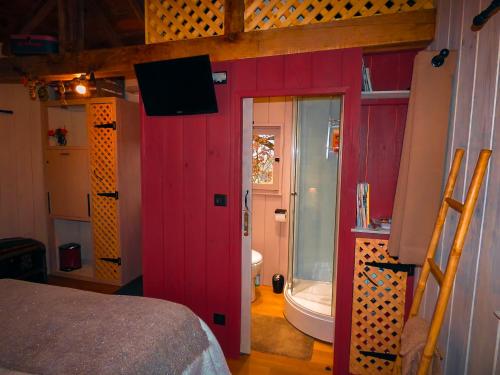 Koupelna v ubytování Gite Chambre d'hotes insolite dans un pigeonnier à 5 minutes de Marciac Gers