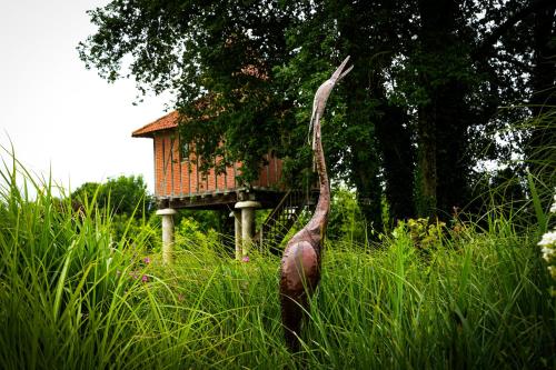 Taman di luar Gite Chambre d'hotes insolite dans un pigeonnier à 5 minutes de Marciac Gers