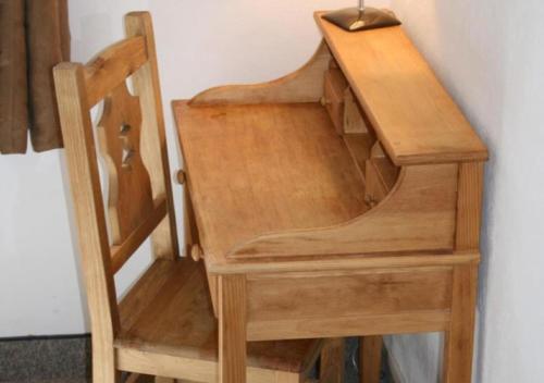 a wooden desk and chair with a lamp on top at Le Chastellan Double roomChambre Double in Péone