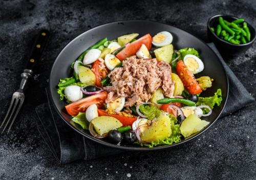 a pan filled with a salad with meat and vegetables at Le Chastellan Double roomChambre Double in Péone