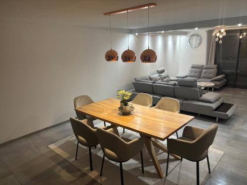 un salon avec une table et un canapé dans l'établissement Villa luxueuse et Moderne avec piscine !, à Béziers